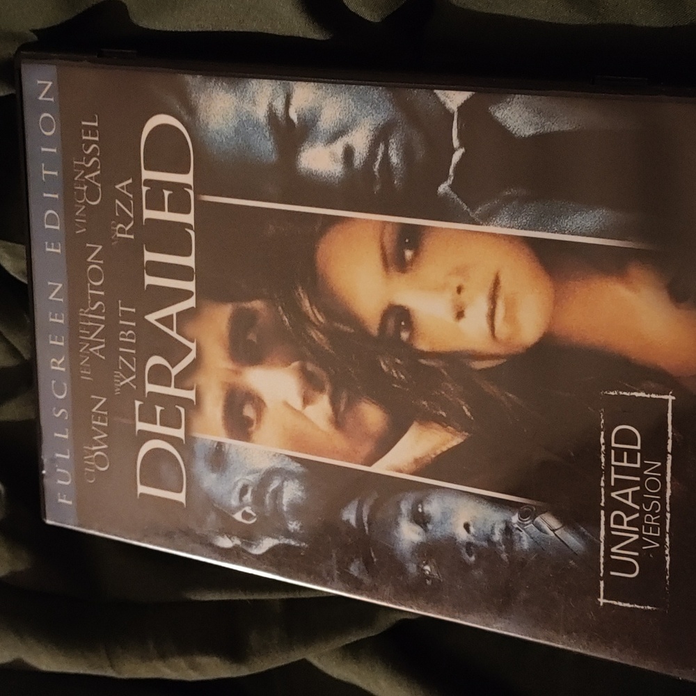 Derailed dvd starting Jennifer Aniston